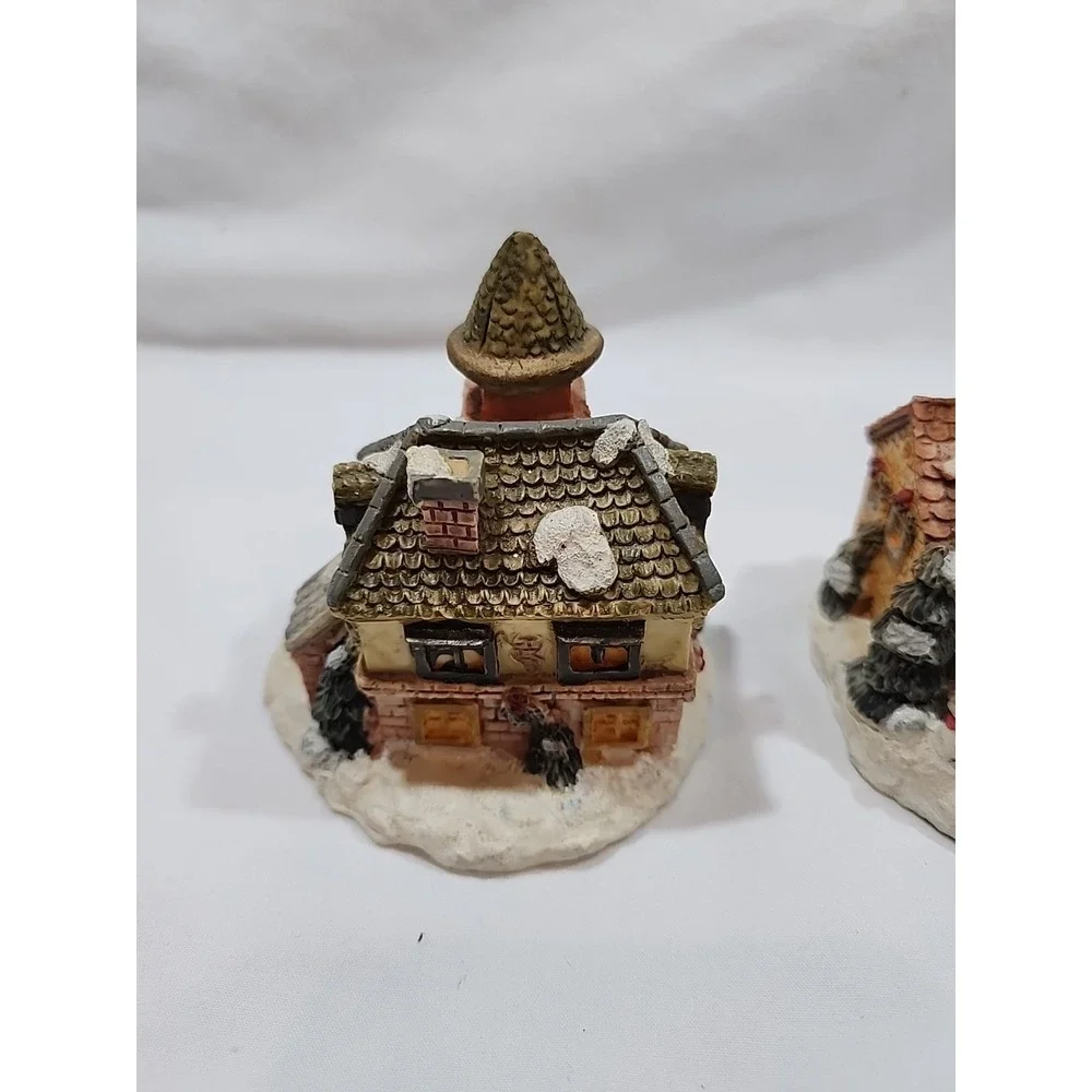 Windsor Collection Resin School & Inn Lot (2) With Christmas Scenes
